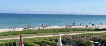 A solo 50 metros de la playa. Disfruta de ser despertado por suaves olas.