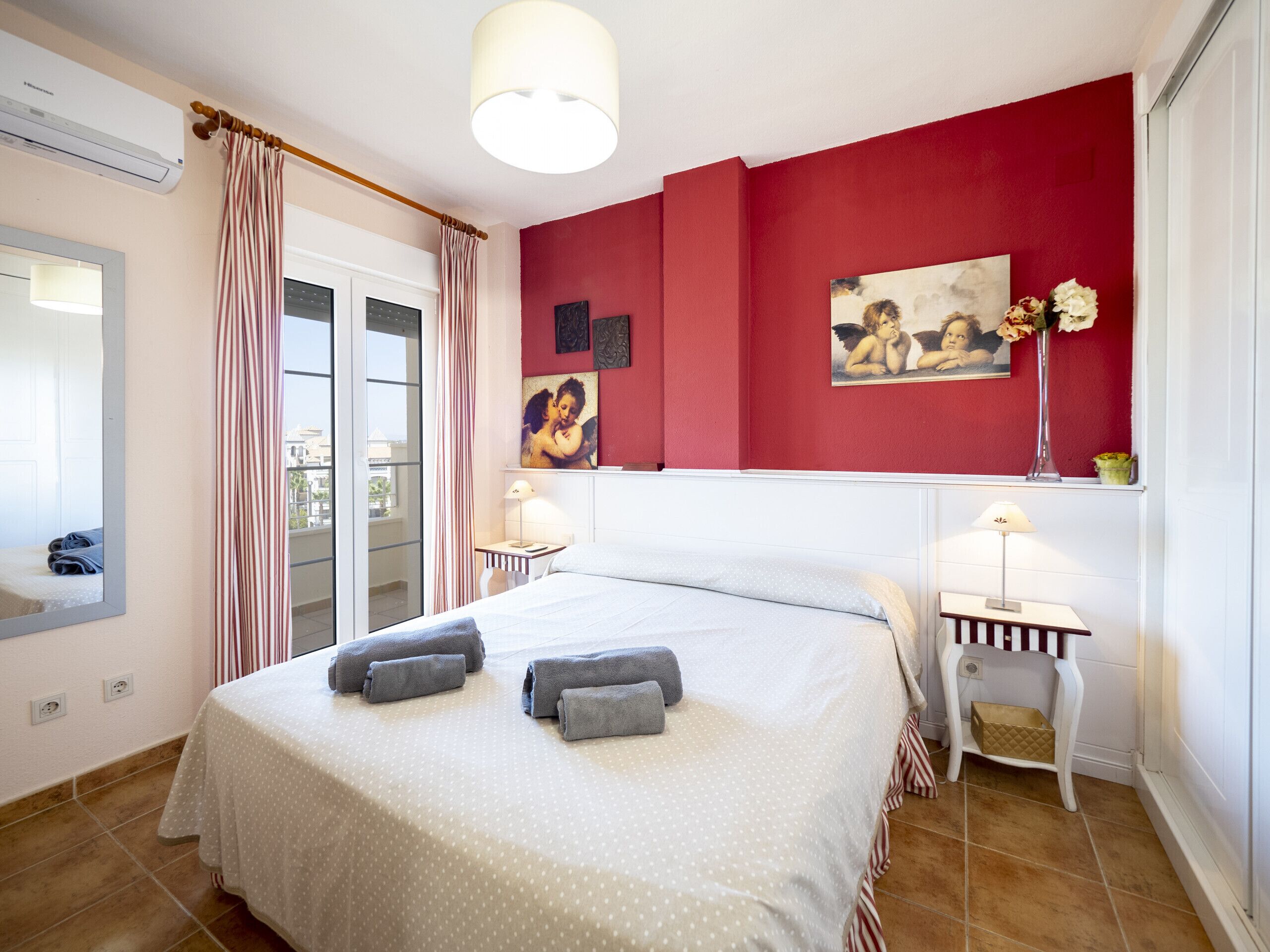 2 slaapkamers, een strijkplank/strijkijzer, gratis wifi, beddengoed