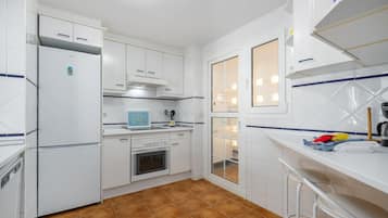 Kühlschrank, Mikrowelle, Ofen, Geschirrspüler