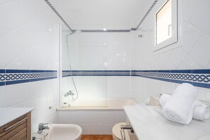 Baignoire, sèche-cheveux, bidet, serviettes fournies