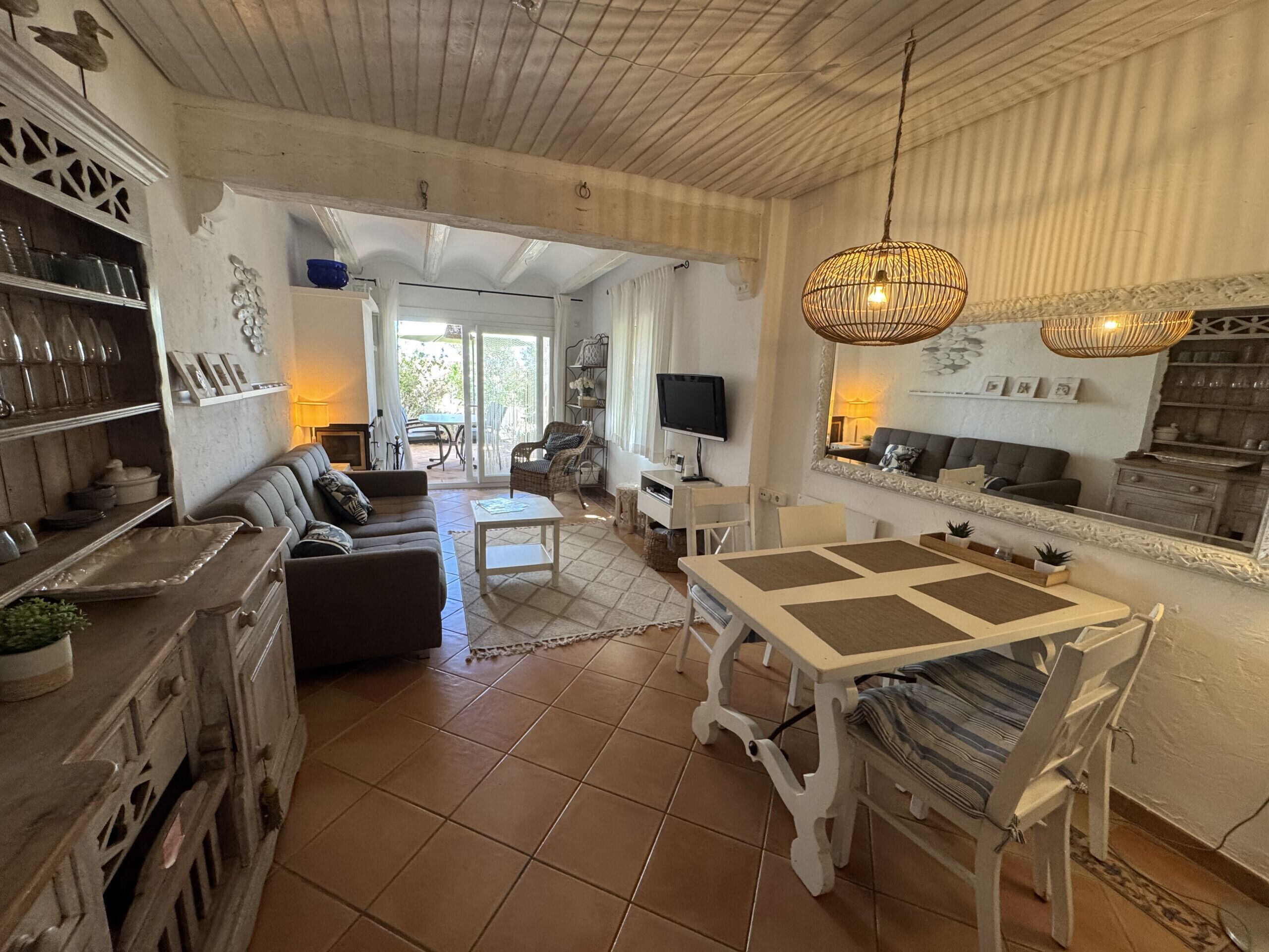 Een flatscreentelevisie en een open haard