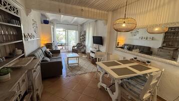 Flat-screen TV, fireplace