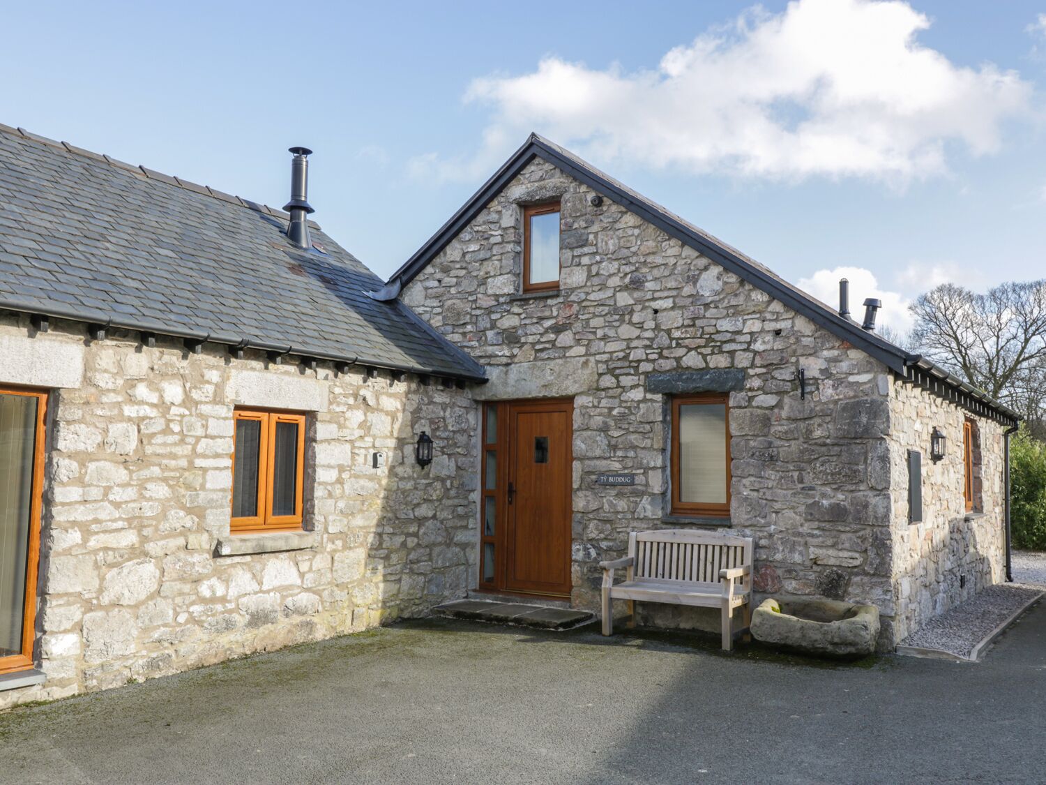 TY BUDDUG, family friendly, luxury holiday cottage in Llandegla