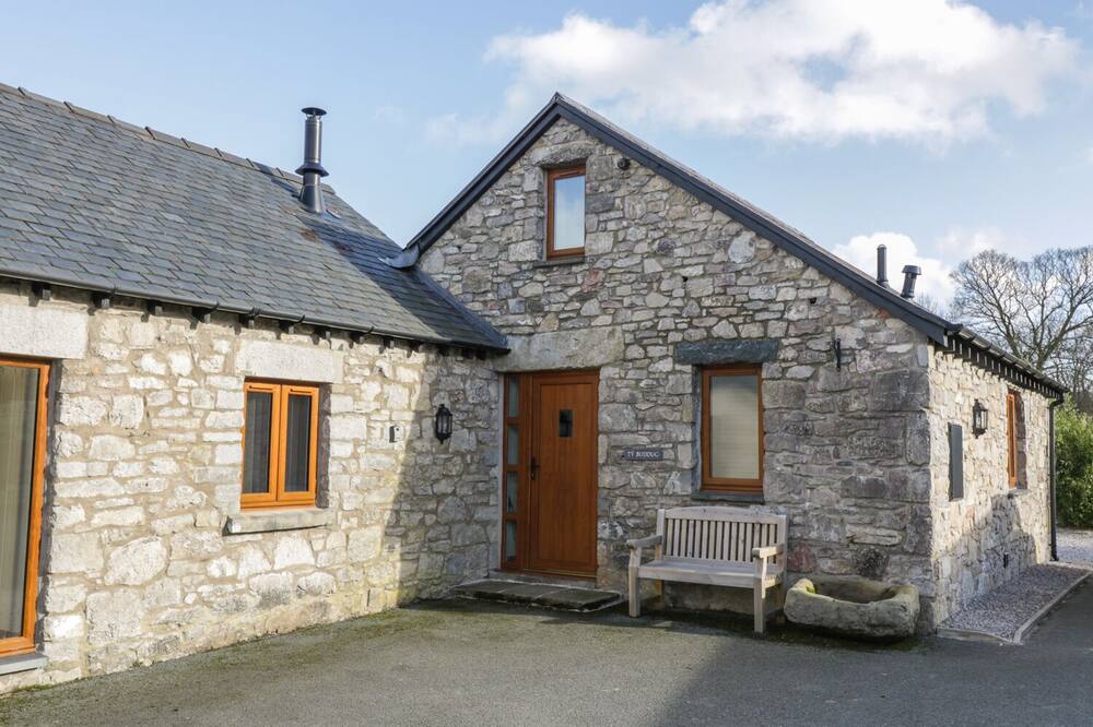 TY BUDDUG, family friendly, luxury holiday cottage in Llandegla