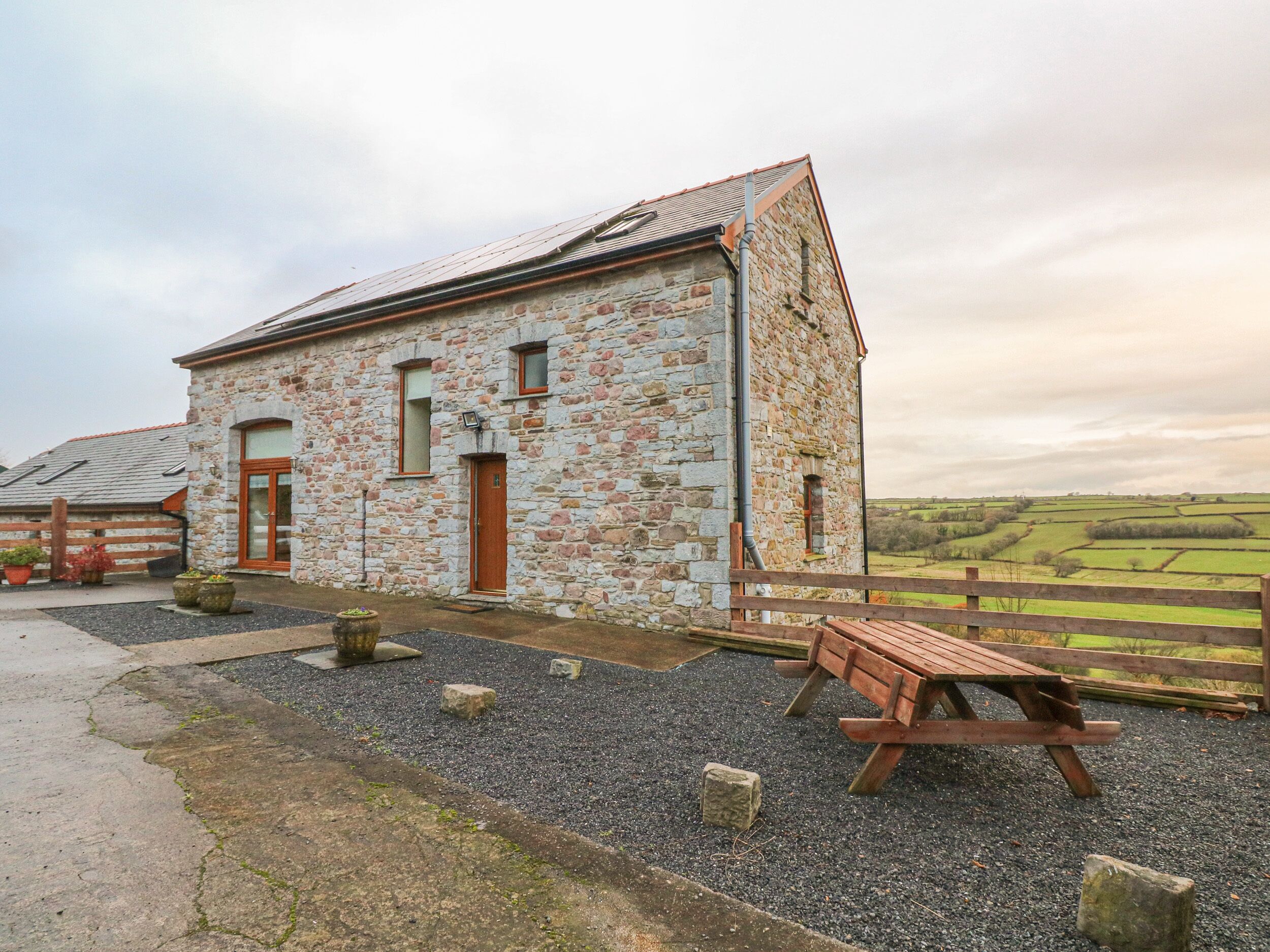 CAMBRIOL, family friendly, character holiday cottage in Llangyndeyrn