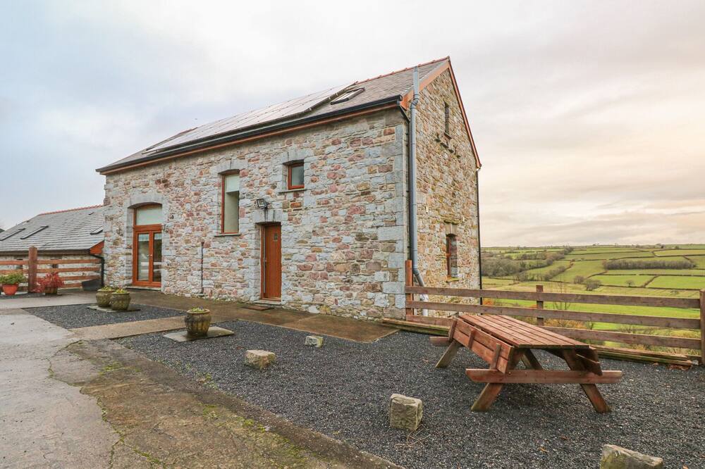 CAMBRIOL, family friendly, character holiday cottage in Llangyndeyrn