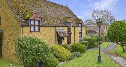 Stepping Stones Cottage - sleeps 4 guests in 2 bedrooms