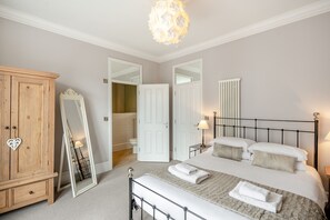 3 bedrooms, iron/ironing board, free WiFi, bed sheets