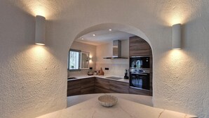 Kaffetrakter/tekoker, kjøleskap, mikrobølgeovn og ovn