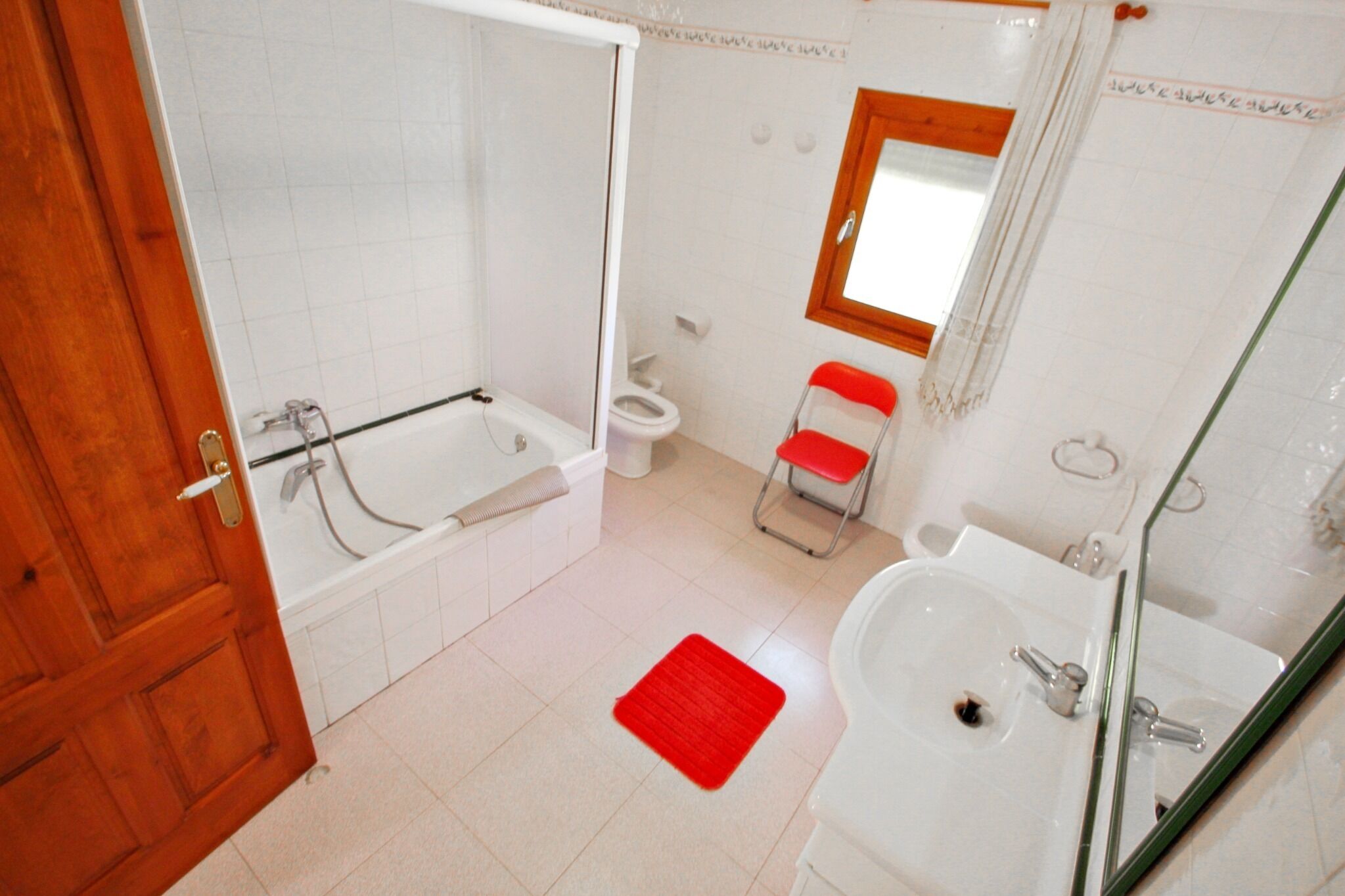 Ein Badezimmer mit Badewanne, Toilette und Waschbecken.