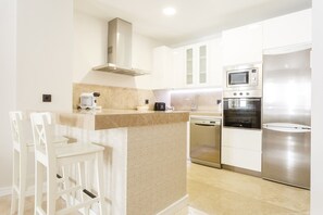 Een koelkast, een microgolfoven, een oven, een vaatwasser