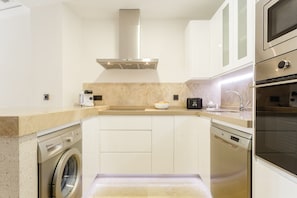 Een koelkast, een microgolfoven, een oven, een vaatwasser