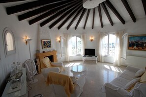 TV, DVD player - Bellevue - sea view holiday home with private pool in Benissa (Benissa)