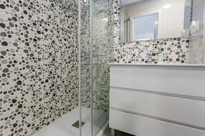 Shower, hair dryer, towels - PASACALLES Home by Cadiz4Rentals (Cádiz)