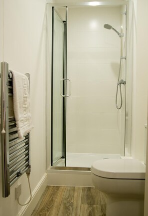 Combined shower/tub, free toiletries, bathrobes, towels