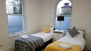 Tabla de planchar con plancha, wifi gratis y ropa de cama