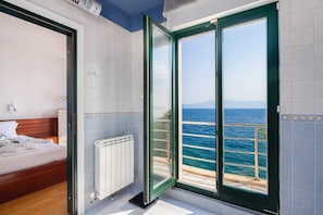 4 bedrooms, desk, iron/ironing board, free WiFi