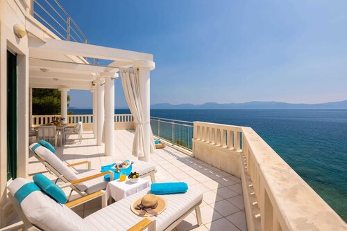 Beachfront Villa Shades of Summer