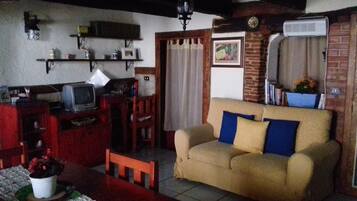 Fernseher, Kamin, DVD-Player, Bücher