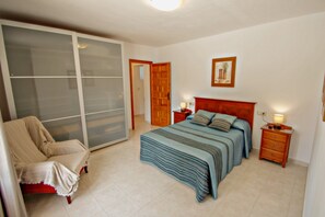 4 عدّة غرف نوم ومكواة/لوح كي وواي فاي وملاءات أسرّة