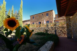 Un bâtiment en pierre, doté d’un mur en pierre et d’une balustrade en bois.
