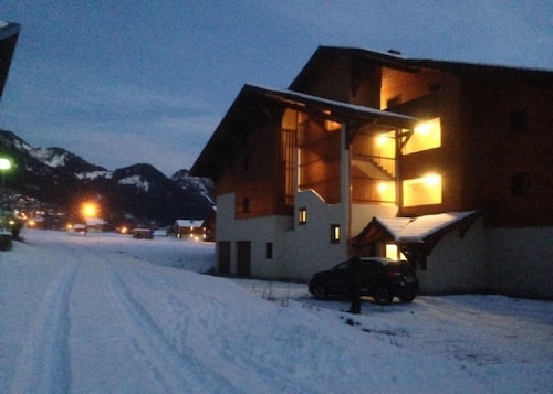2 Bedroom Apartment 300 m to Ski Lift, La Chapelle d'Abondance