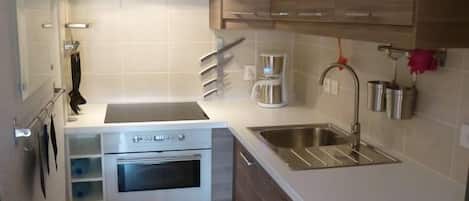 Een koelkast, een oven, een kookplaat, een vaatwasser