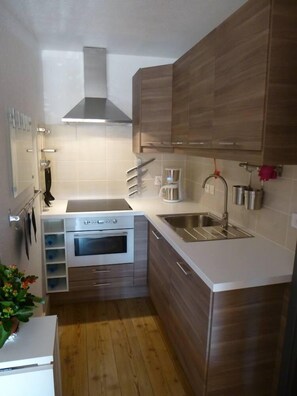 Fridge, oven, stovetop, dishwasher - Apartment in Le Lavandou, completely renovated in June 2013, in gated community with guard (Le Lavandou)