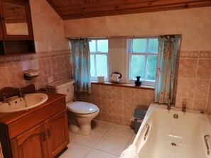 Een bad, een haardroger, handdoeken