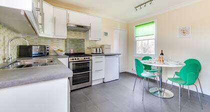Alma Rise - Three Bedroom Apartment, Sleeps 4