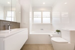 House, 3 Bedrooms | Bathroom - BOUTIQUE STAYS - Sandy Breeze 1 (Sandringham)