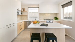 Casa, 3 camere da letto | Cucina privata | Macchina per tè/caffè, frigorifero con congelatore, microonde, forno