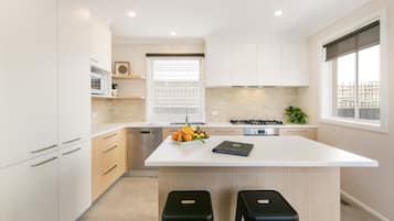 House, 3 Bedrooms | Private kitchen | Full-size fridge, microwave, oven, stovetop