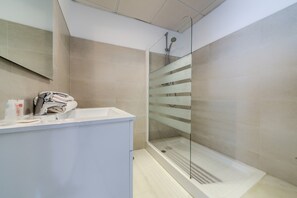 Shower, hair dryer, towels