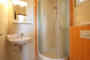 Rainfall showerhead, hair dryer, towels