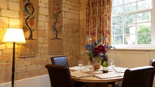 A sudeley castle cottage that sleeps 5 guests  in 3 bedrooms