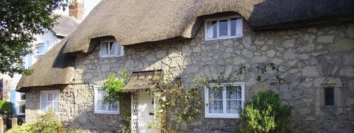 Ye Olde Cottage -  a cottage that sleeps 6 guests  in 3 bedrooms