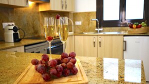 A kitchen counter with a cutting board holding grapes and two glasses of champagne. - Spacious apartment in the Center of Palma, Ideal for Families. (Palma)