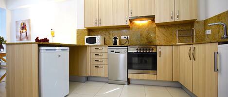 Kühlschrank, Mikrowelle, Ofen, Herdplatte