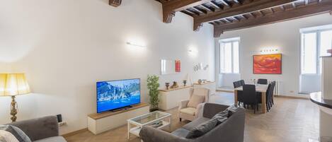 Televisie, een open haard, een dvd-speler en een stereo