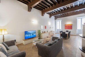 Televisie, een open haard, een dvd-speler en een stereo