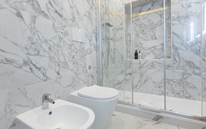 Duschwanne, Whirlpool, Haartrockner, Bidet