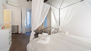 3 habitaciones, tabla de planchar con plancha, internet y ropa de cama