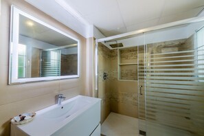 Shower, hair dryer, towels - Spacious apartment with garden, Villa Cala Encendida - 2 Bedrooms (Conil de la Frontera)