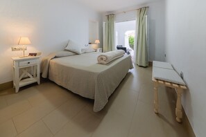 2 bedrooms, iron/ironing board, Internet, bed sheets - Spacious apartment with garden, Villa Cala Encendida - 2 Bedrooms (Conil de la Frontera)