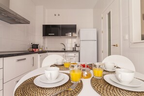 Een koelkast, een microgolfoven, een oven