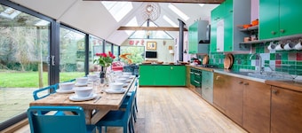 Brock Cottage - sleeps 14 guests in 6 bedrooms