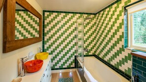 Ducha y bañera combinadas, secador de pelo y toallas