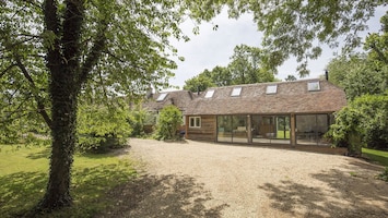 Drive and front garden, Brock Cottage, Bolthole Retreats