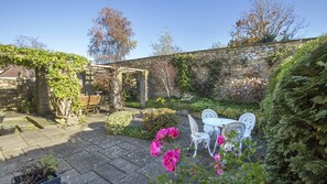 Outdoor dining - Box Cottage - sleeps 4 guests  in 2 bedrooms (Broadway)